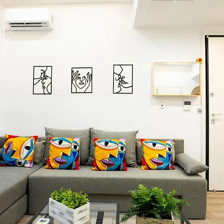 Romeo & Juliet In The Heart Of Apartment *